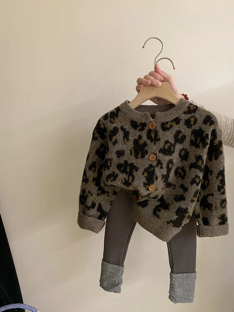 Girls' Suit2024Autumn and Winter New Fashion Leopard Print Knitted Cardigan Sweater Stitching and Brushed Leggings Fashion