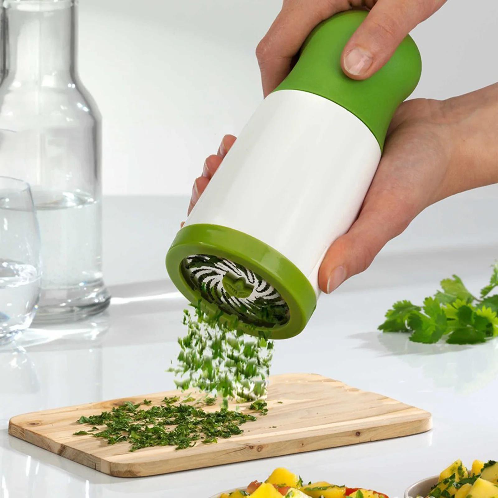 

Manual Herb Grinder Detachable Spice Cutter Mill with Stainless Steel Blade Food Parsley Herb Vegetable Grinder Shredder