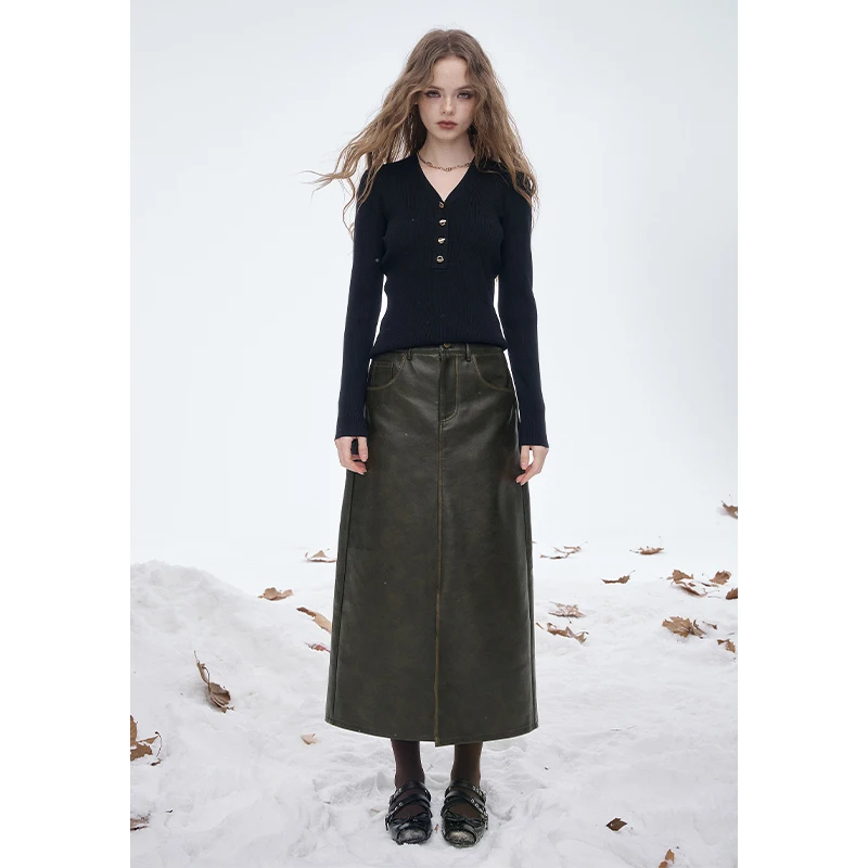 ELFSACK 2025 Winter New Arrivals Y2K Elegant Sexy Faux Leather Front Slit A-Line Maxi Skirt For Women