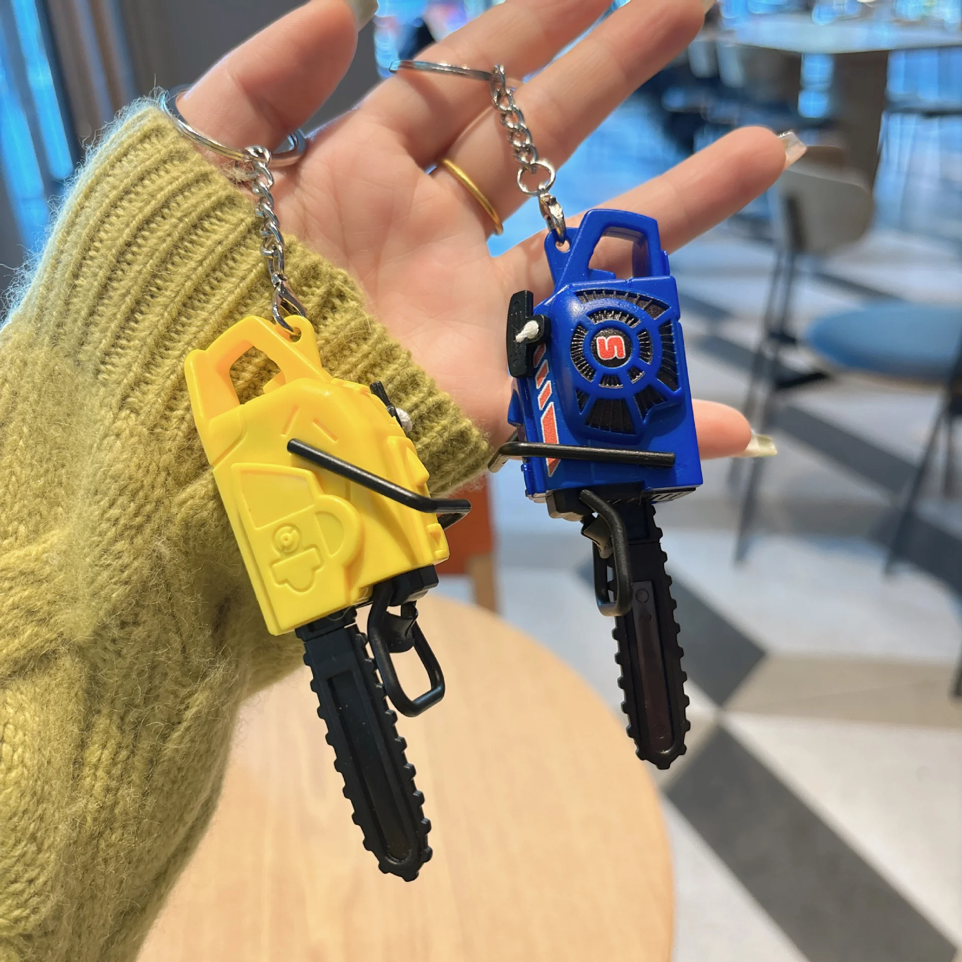 Mini Chainsaw Model Key Rings Adults Stress Relief Keychains Handheld Power Saw Bag Pendant Realistic Logging Saw Key Decor