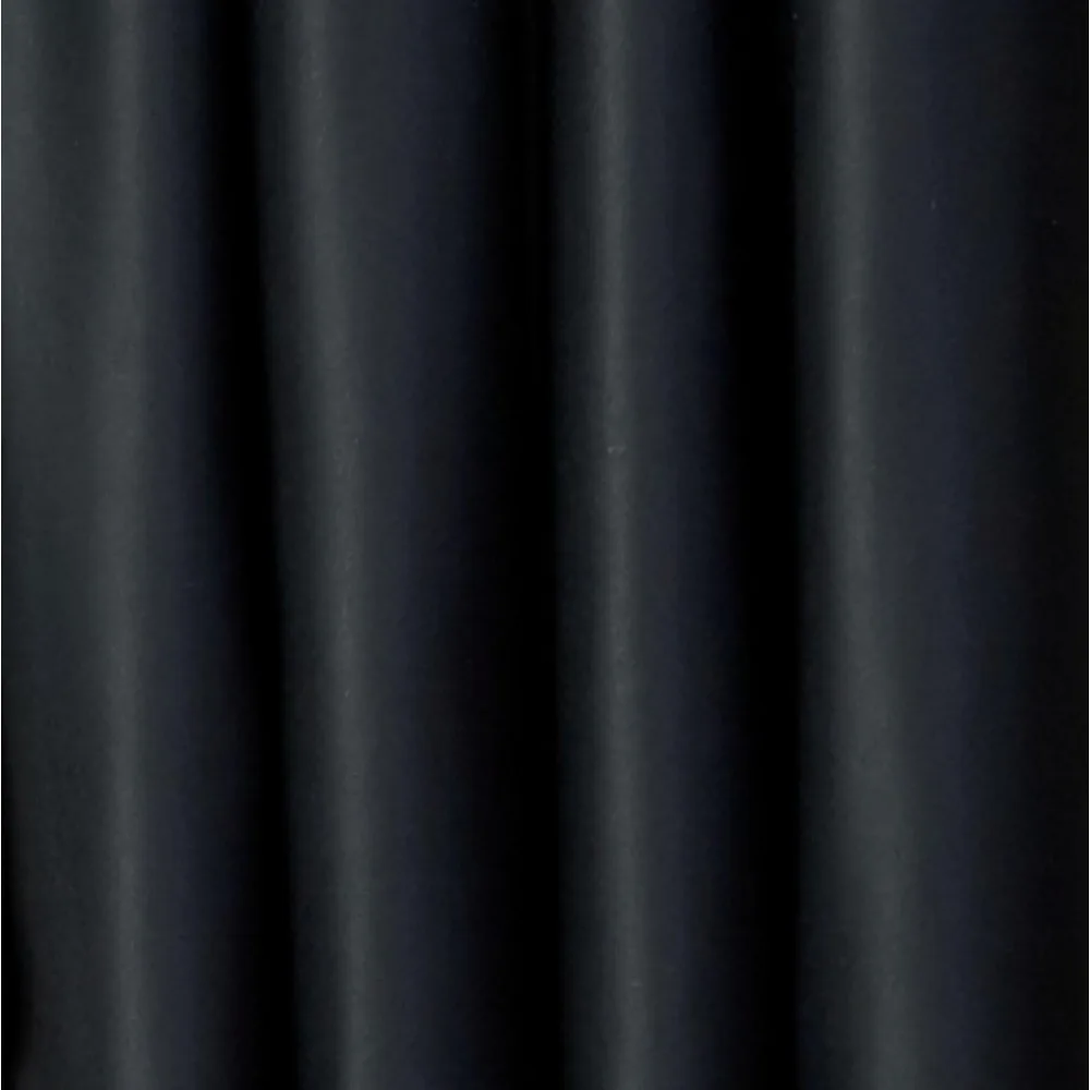 ผ้าม่านหรูหราด้วยผ้าซาตินสีดำสุดหรูและงานปักลายม้วนสีทอง ดีไซน์ที่ได้แรงบันดาลใจจากพระราชวังเพื่อความสง่างาม