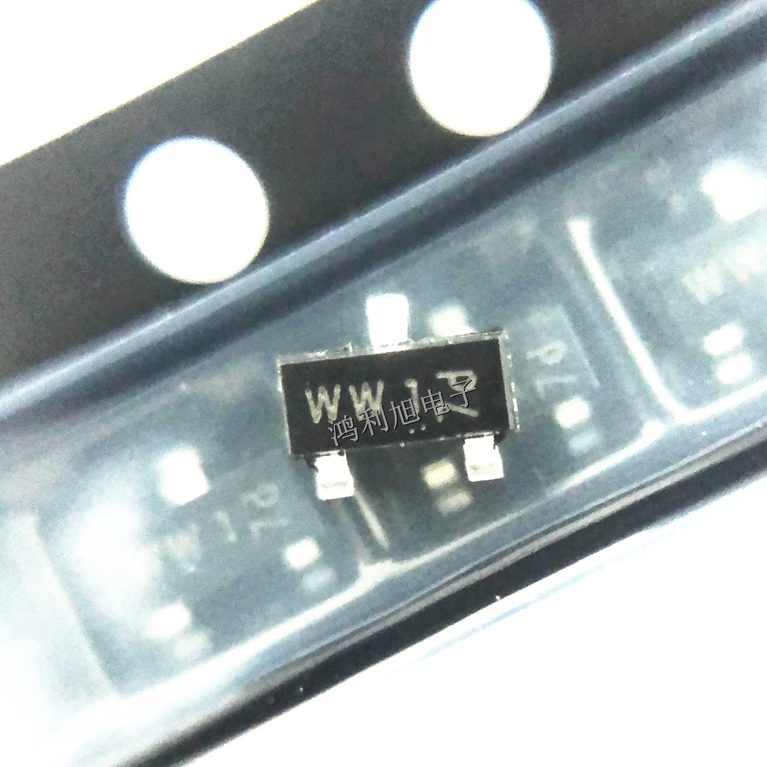 

100 шт./лот BAT54C BAT54C, 235 МАРКИРОВКА: WW1 Диод Шоттки 0,2 А 3-контактный SOT-23 T/R