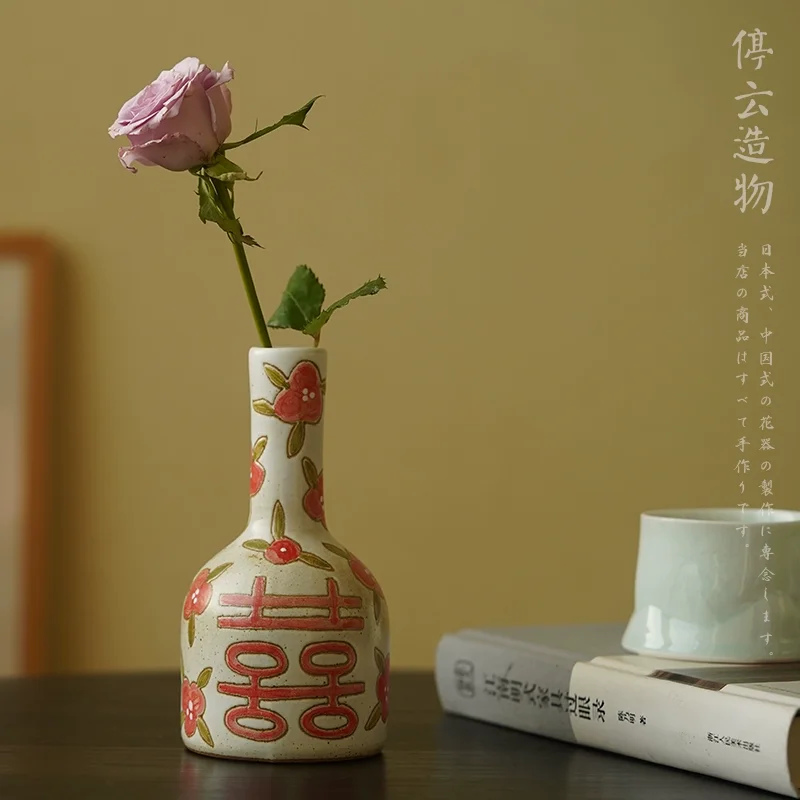 

Retro Small Vase: Hand-Painted Ceramic Floral Holder with Double Happiness Design for Wedding Decor - Chinese Coarse Pottery