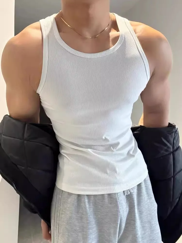 

Белая мужская майка из плотного ребристого трикотажа для лета, подчеркивающая мускулатуру, дышащая, влагоотводящая, с круглым вырезом