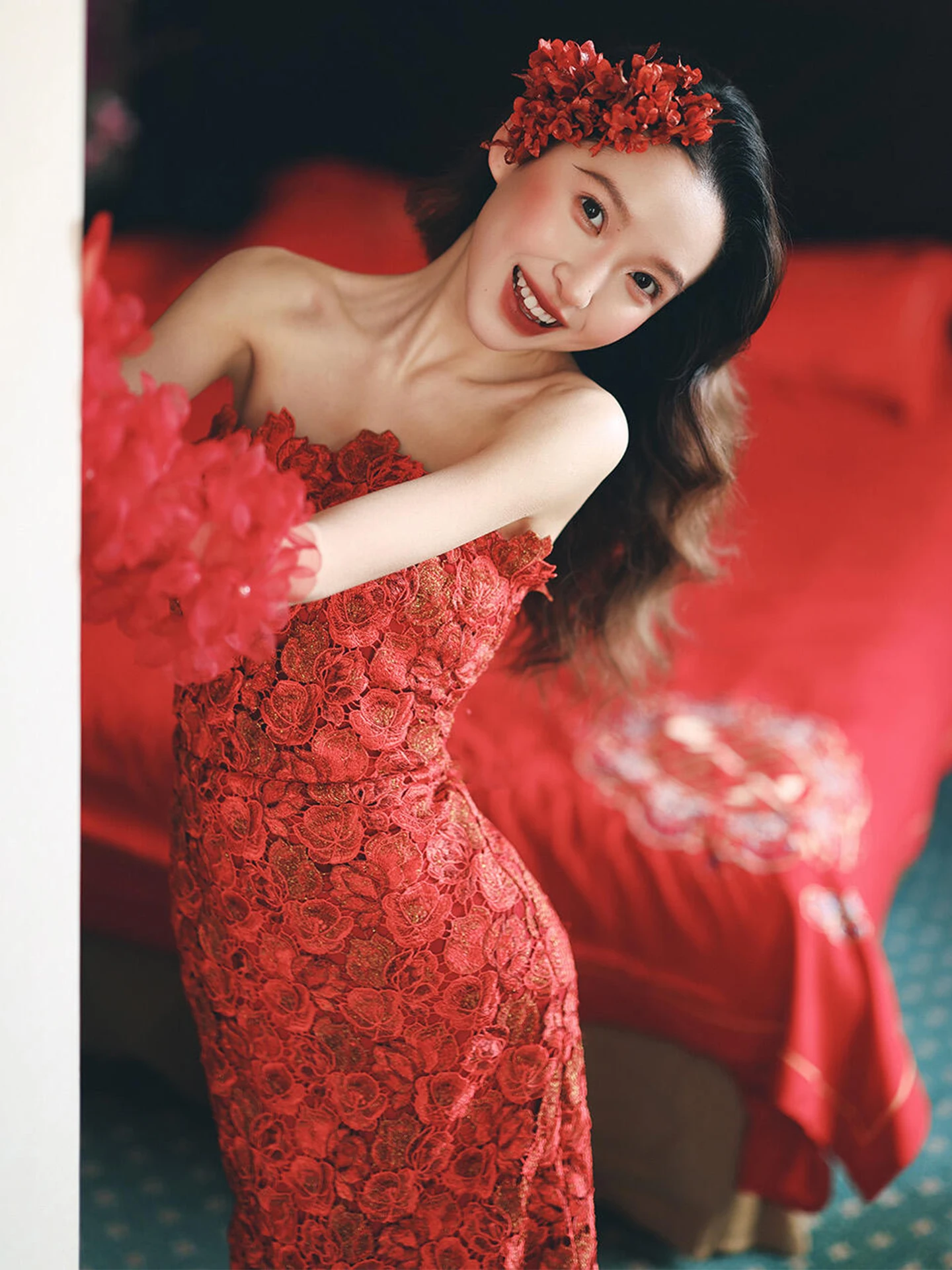 

Элегантное красное кружевное свадебное платье в новом китайском стиле с дизайном без бретелек и силуэтом «рыбий хвост» для помолвки и торжественных мероприятий.