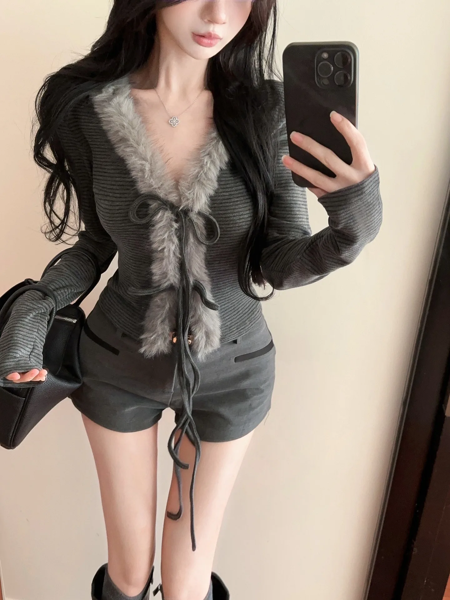 Modische Strickjacke mit V-Ausschnitt, Pelzbesatz und Gürtel, figurbetontes, kurzes T-Shirt-Oberteil für Damen, ideal für Herbst und Winter, neues Modell. – Detail 7