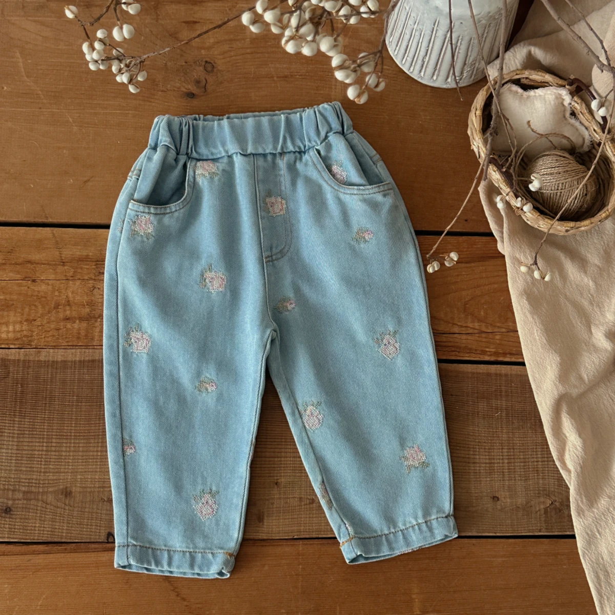 Spring Autumn Baby Girl Strawberry‑Embroidered Jeans, Infant Light‑Wash Elastic‑Waist Side‑Pocket Casual Pants
