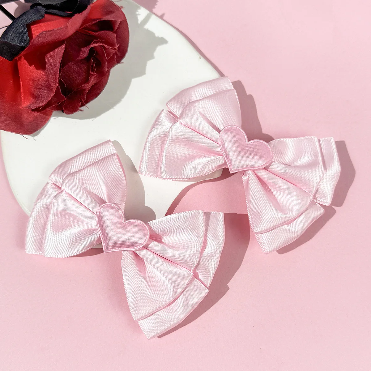 Niedliche Herz-Haarspangen aus Satin für Damen – flauschige modische Haaraccessoires für Alltag/Party/Lolita-Outfits (Rot/Pink/Weiß) – Detail 8
