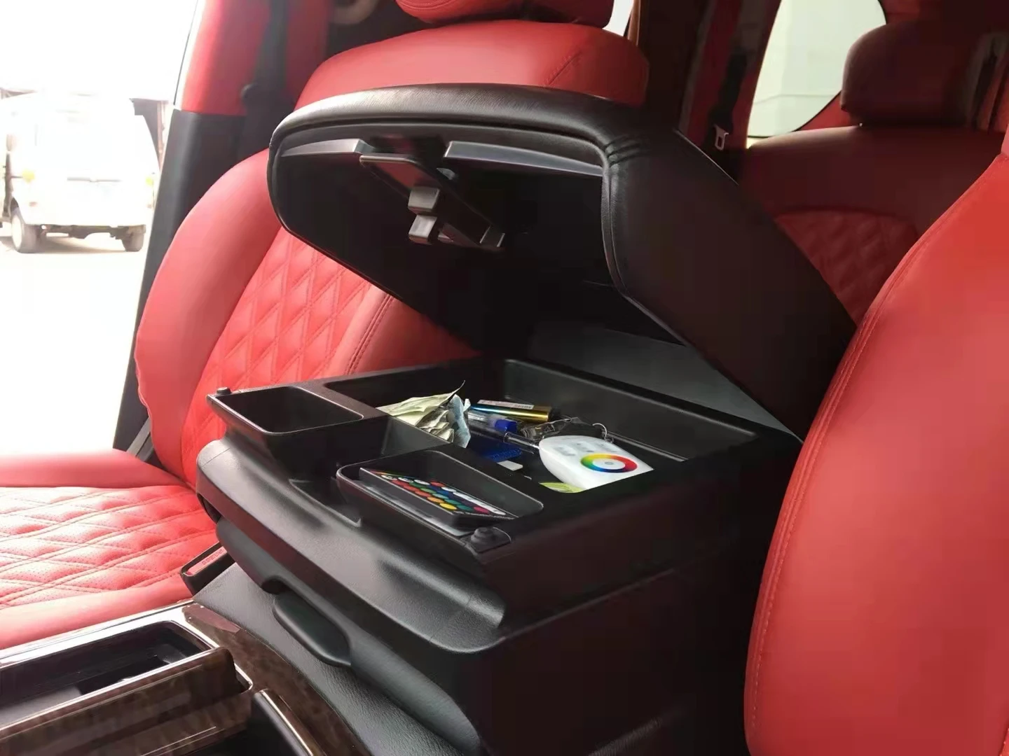 Adatto per Patrol Y62 Serie di prima generazione Scatola bracciolo di controllo centrale interna decorativa modificata in fibra di carbonio