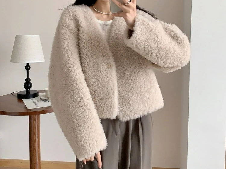 

Новинка осени и зимы 2025 года, шуба из искусственного меха ягненка для женщин, простой короткий топ с толстым v-образным вырезом
