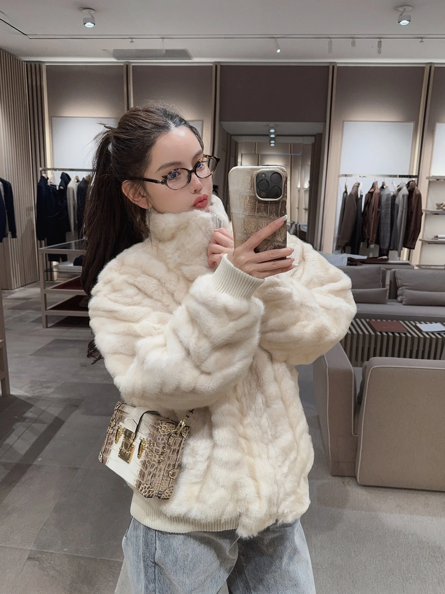 

Модная свободная шуба из экокожи с воротником-стойкой для женщин от Zhaochencen Young: теплая зимняя верхняя одежда в различных цветах