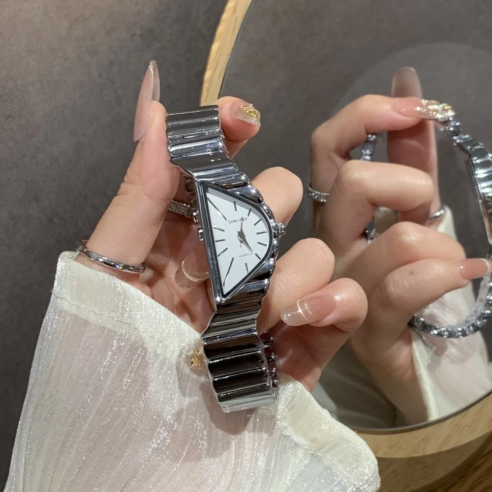 

Irregular Niche Women's Watch Half-Moon Dial Gold Chain Luxury Ladies' Wristwatch Elegant Fashion Jewelry Quartz Watch