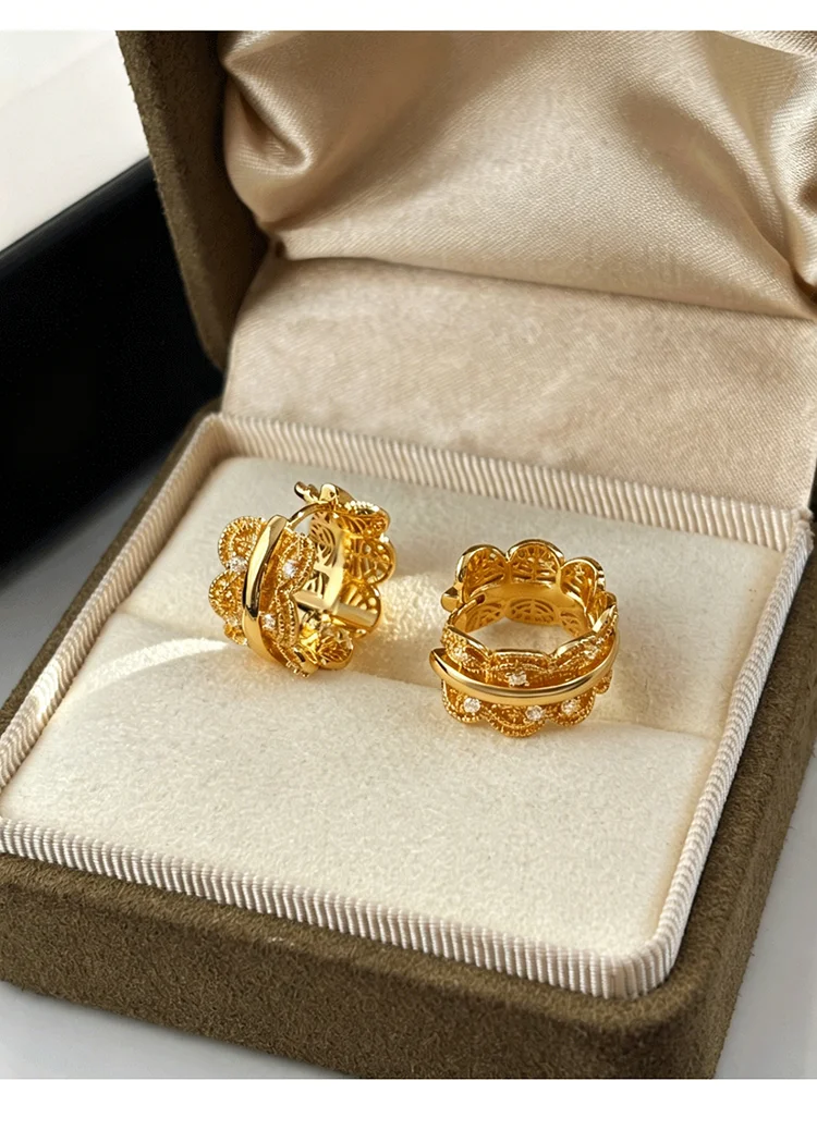 Luxuriöse Spitzen-Filigran-Ohrringe in Goldfarbe mit eingelegten CZ-Steinen, hohle florale Ohrclips für Damen, elegantes Schmuckgeschenk. – Detail 17