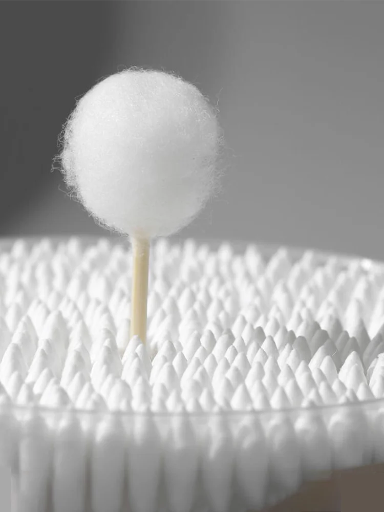 Tamponi di cotone usa e getta da 500 pezzi con doppia spirale e teste a punta in una scatola per la rimozione del trucco, la pulizia delle orecchie e altro ancora