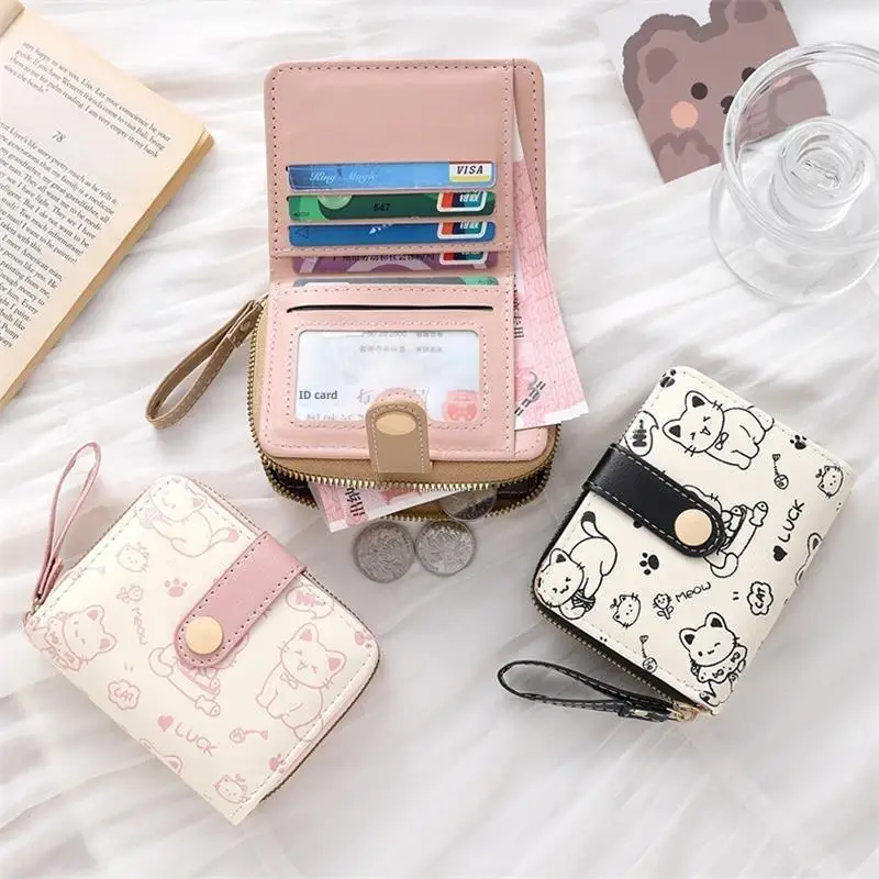 กระเป๋าใส่เหรียญหนัง PU ลายแมวน่ารัก กระเป๋าสตางค์สั้นแฟชั่นสำหรับผู้หญิง กระเป๋าสตางค์แบบพับมีซิป ใส่บัตรประชาชน กระเป๋าใส่เงินสดน้ำหนักเบาสำหรับเดินทาง