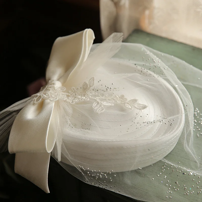 Elegancki biały ślubny bankiet Fascinator Top kapelusz z kokardą spotkanie przy herbacie ślub koronkowy welon Pillbox czapka dla kobiet gwiazdy