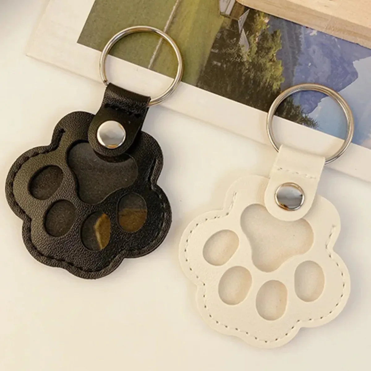 

Pet Memorial Leather Storage Bag, Cat Paw Keychain Pendant, Multifunctional Portable Keepsake Gift for Pet Lovers