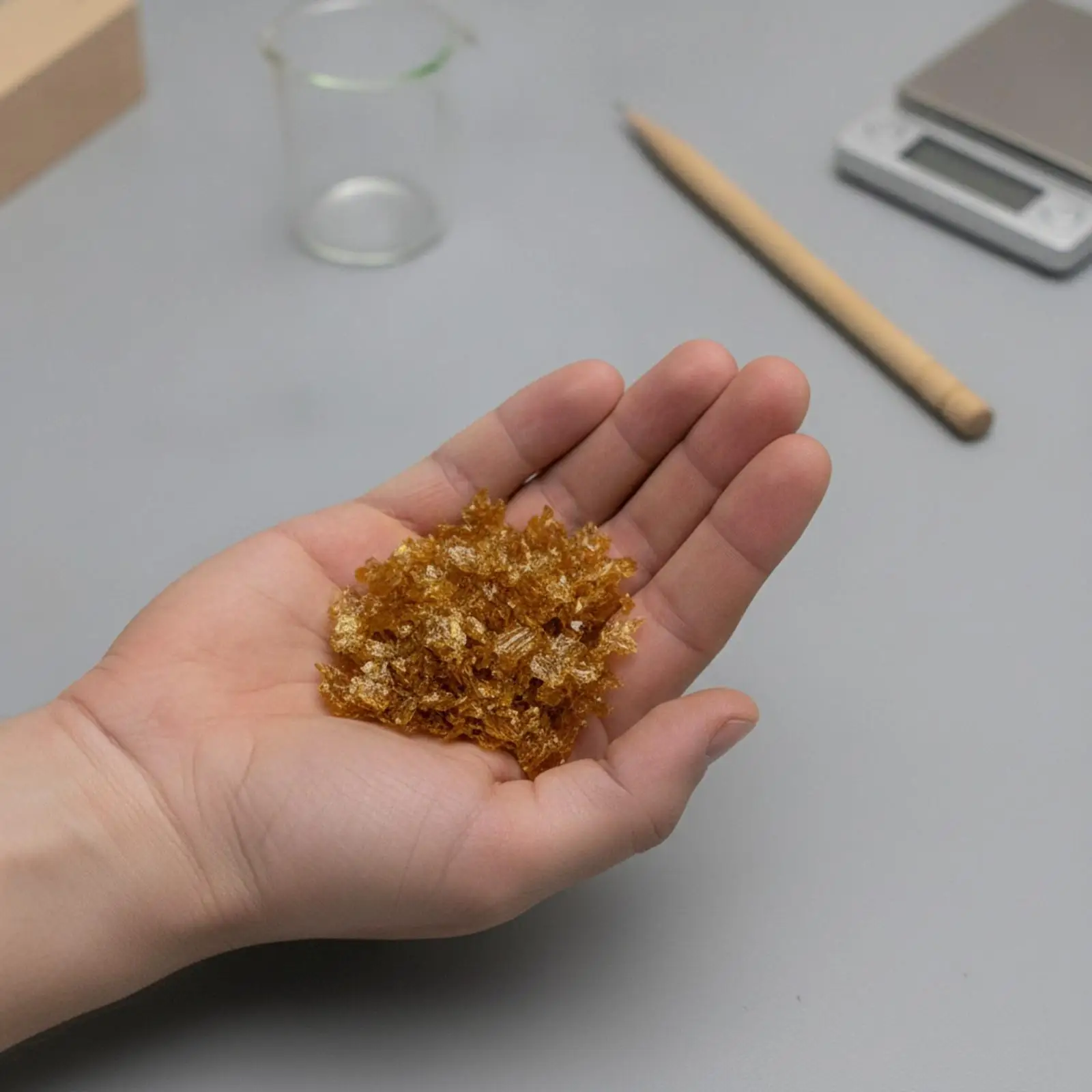 家具の修復や木工仕上げに使用する、天然シェラック樹脂のチップ状コーティング剤