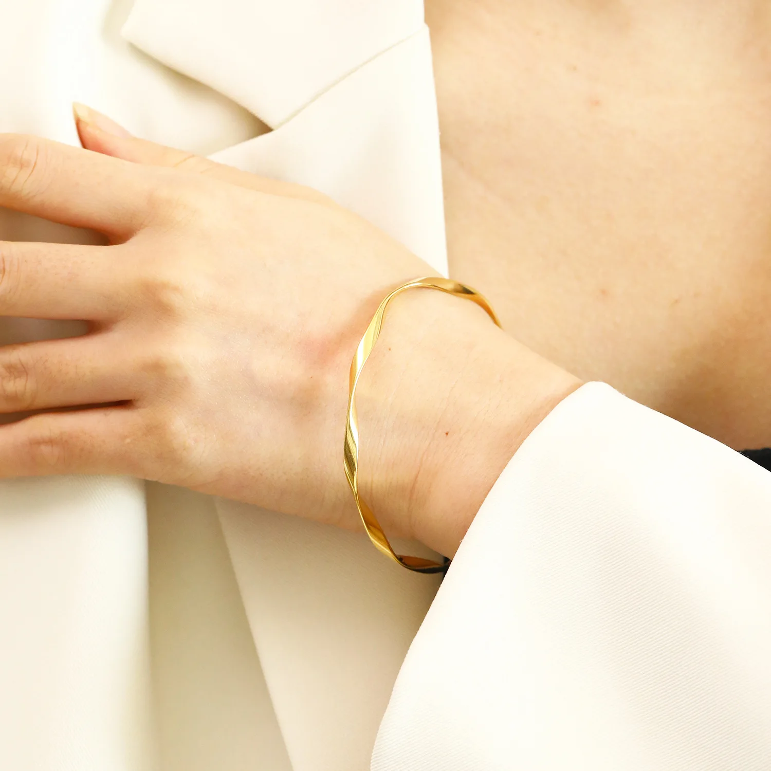 Classic European and American Mobius Ring Bracelet with Rotating Stripe Design, Simple Irregular Bangle