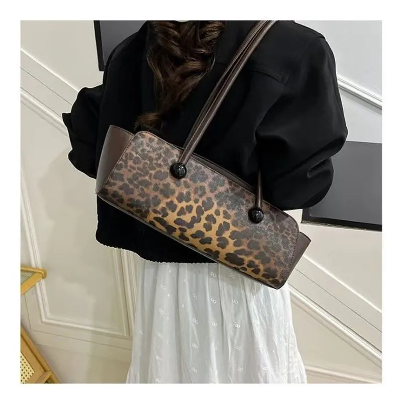 

2026 Модная повседневная уникальная и привлекательная женская сумка с леопардовым принтом в стиле ретро, большой вместительный дизайн с плечевым ремнем