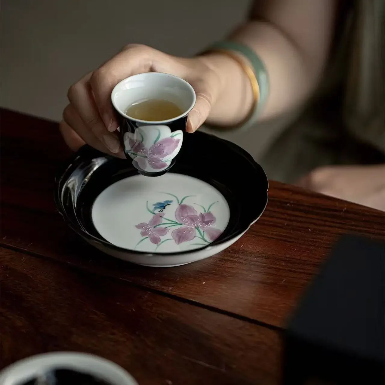 1Pc Black Ground Window Hand-painted Iris Pot Bearing Tea Ceremony Accessories Dry Brewing Plate Refreshment Plate Bottom Holder