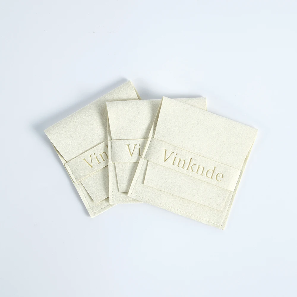 100pcs 사용자 정의 로고 마이크로 화이버 벨벳 작은 선물 가방 8x8cm 쥬얼리 귀걸이 목걸이 주머니 크리스마스 결혼식 호의 사탕 가방