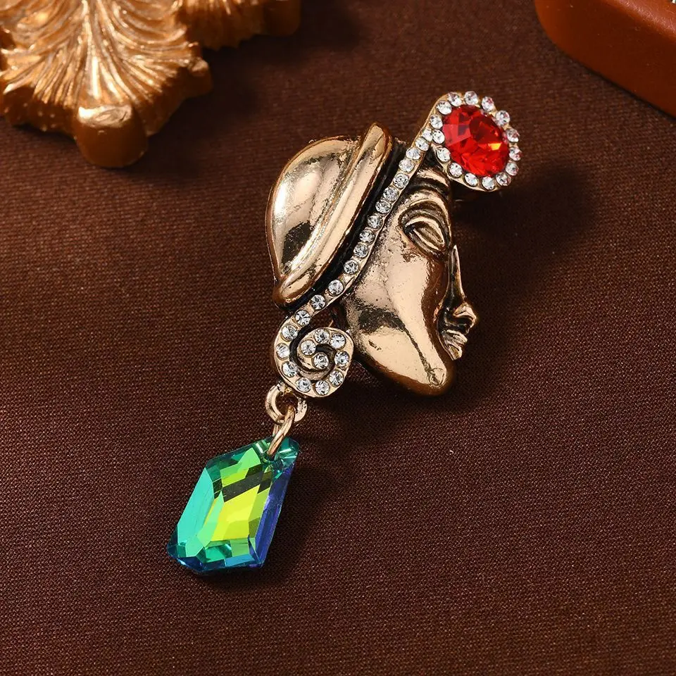 The New Hot-selling Medieval Style Woman Wearing A Hat Styling Brooch Retro Crystal Tassel Brooch Pin Buckle Accessories