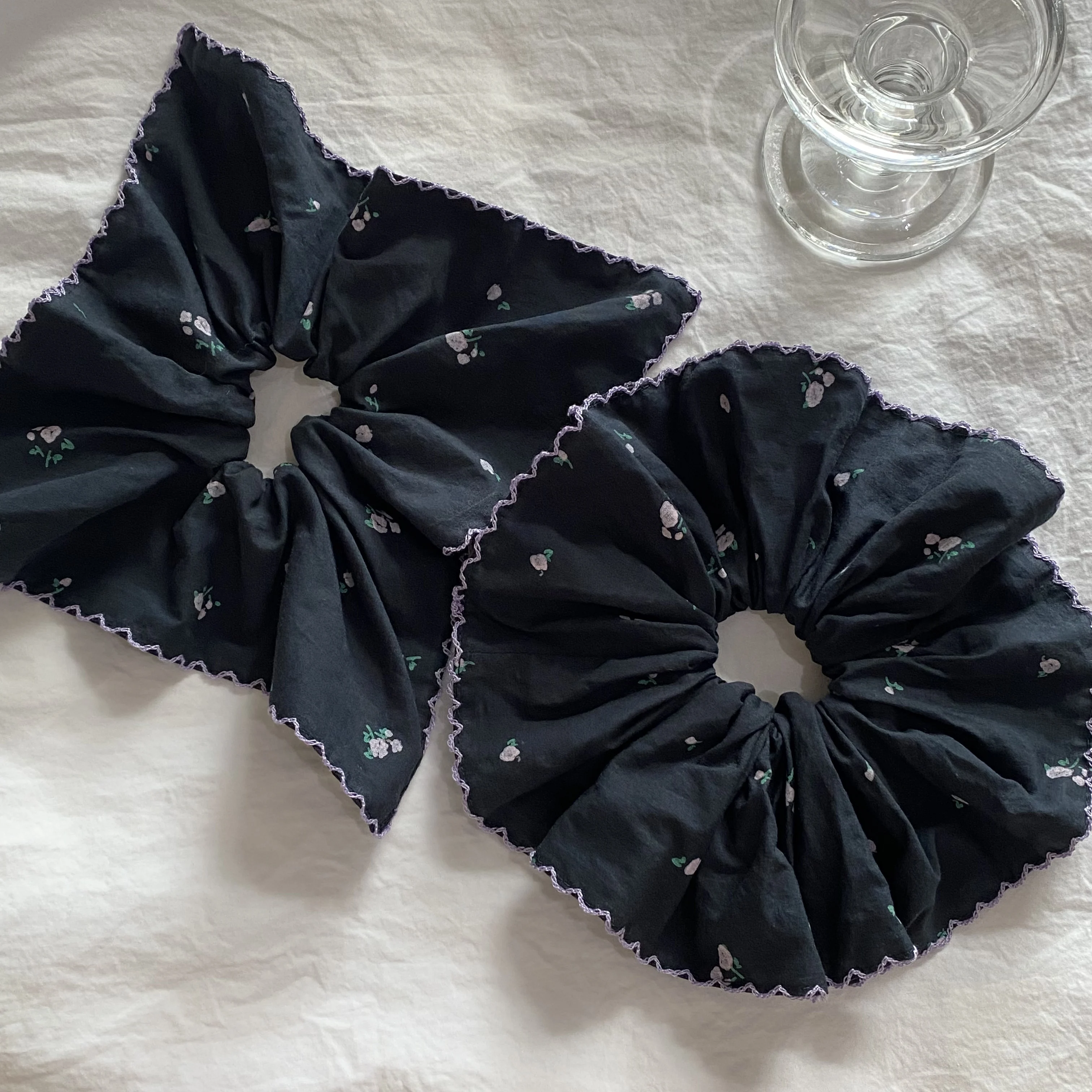 1PC フォレストスタイルダークフローラルプリントヘアシュシュ、パープルトリム付き、大きなフリルヘアタイ、女性用エレガントなヘアアクセサリー