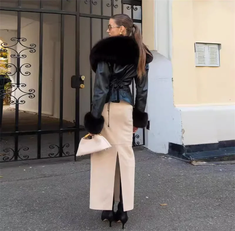 เสื้อแจ็คเก็ตผู้หญิง คอลเลคชั่นฤดูใบไม้ร่วง 2025 สไตล์ใหม่ สีดำ แขนยาว แต่งปกขนเฟอร์ขนาดใหญ่ หนังเทียม พร้อมเข็มขัดรัดเอว