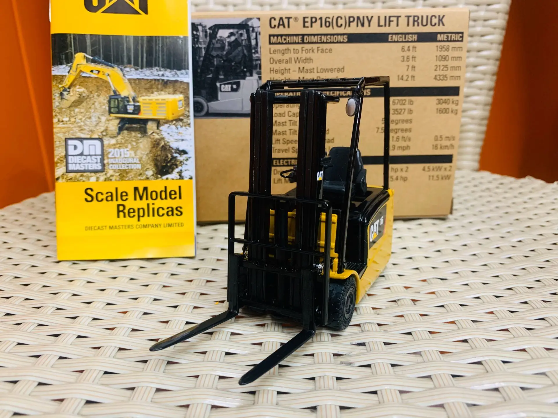 1:25 DM 85504C EP16 C PNY camión elevador aleación modelo coche juguetes decoración del hogar regalo de cumpleaños para niños niño