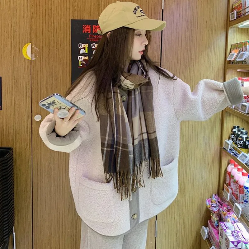 معطف فرو صناعي أزرق متوسط المرقعة فضفاض برقبة دائرية سترة فروي منفوش دافئ سميك واحد الصدر معطف نسائي قطيفة غير رسمي خروف صناعي