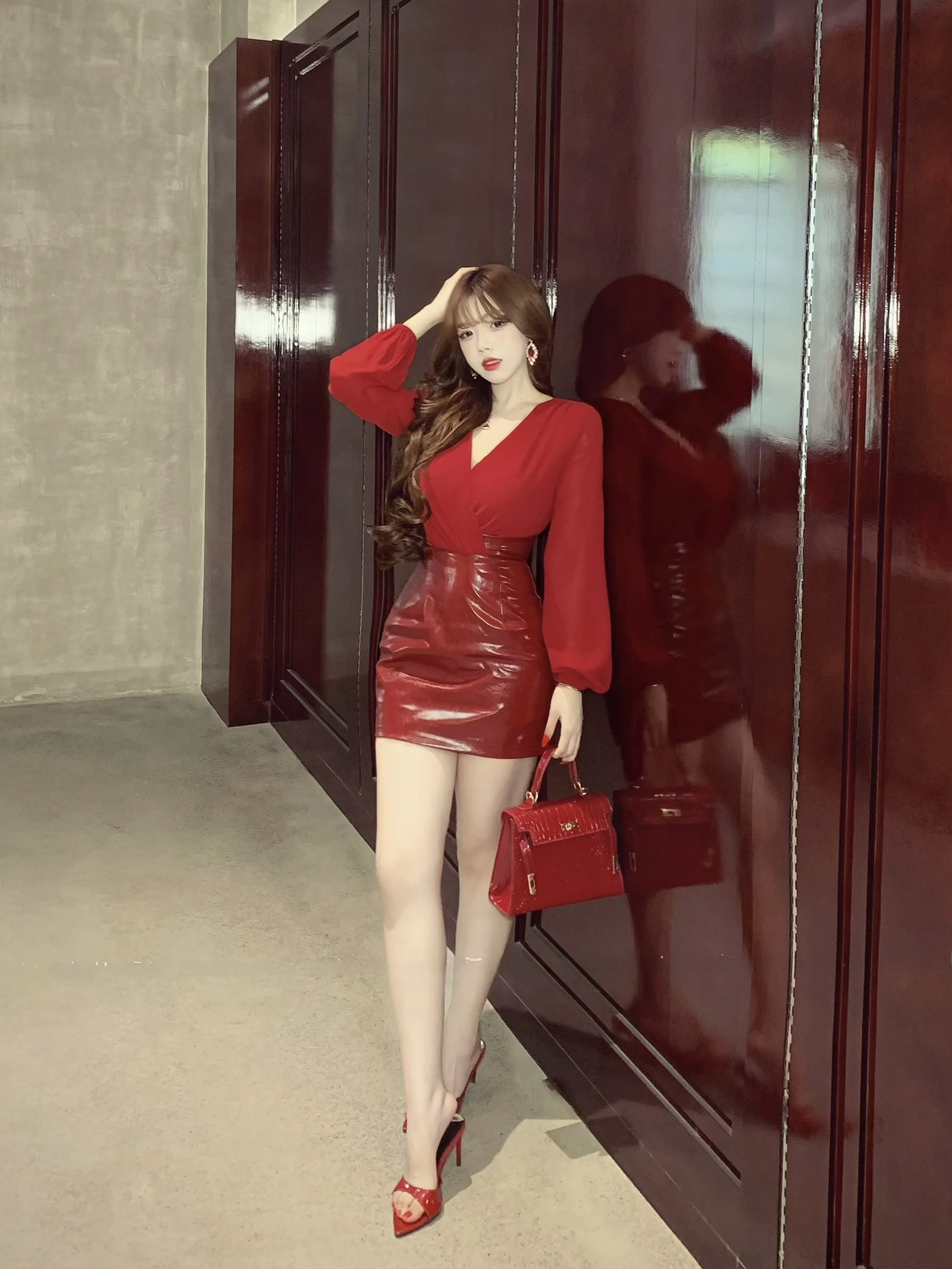 

Красное облегающее платье с длинным рукавом, застежкой-молнией и V-образным вырезом из полиэстера: комфортное, дышащее, модный дизайн для женщин.