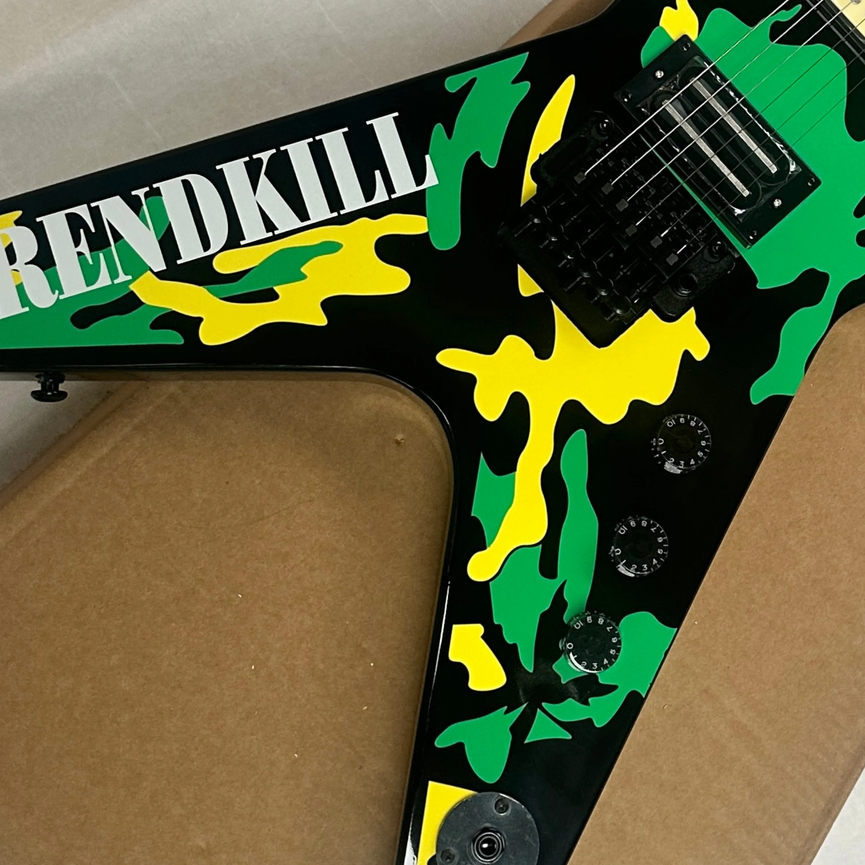 Classic 6-string camouflage electric guitar, tremolo system and rosewood fingerboard guitars, uniquely painted electric guitarra