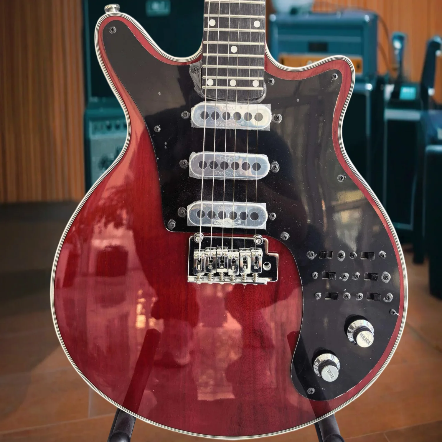 Electric Guitar Wine Red Gloss Finish Black Pickguard Trimmed White Single-Coil Pickups Equipped Double-Locking Tremolo System.