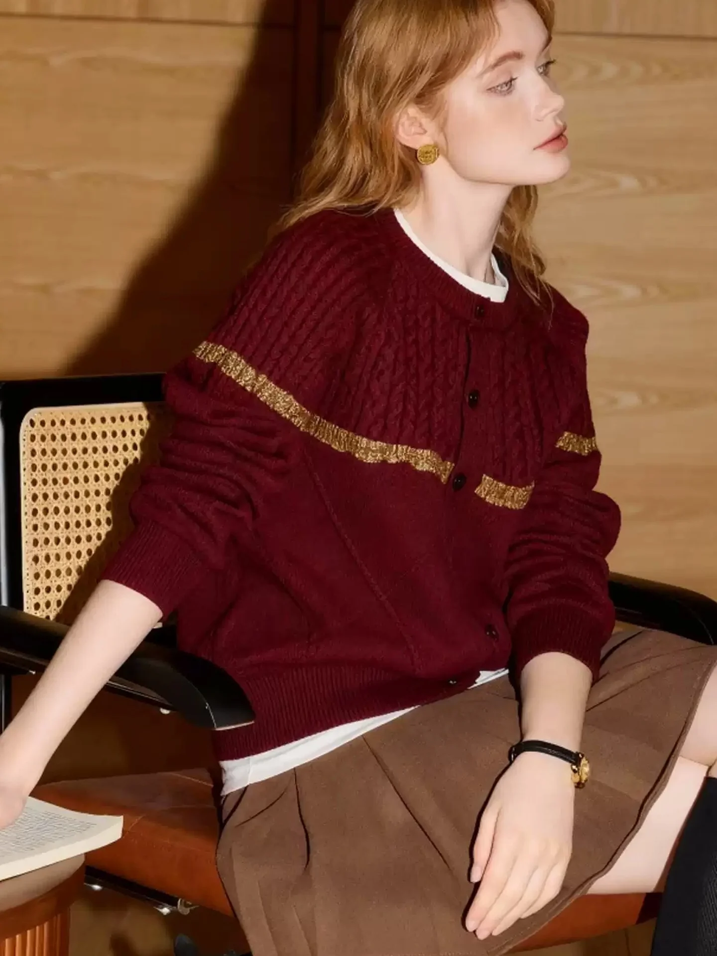 柔らかく快適なカマーレニットセーター レディース ロングスリーブ ファッショナブルで多用途なシングルボタンデザイン 冬用 ユーロスタイル