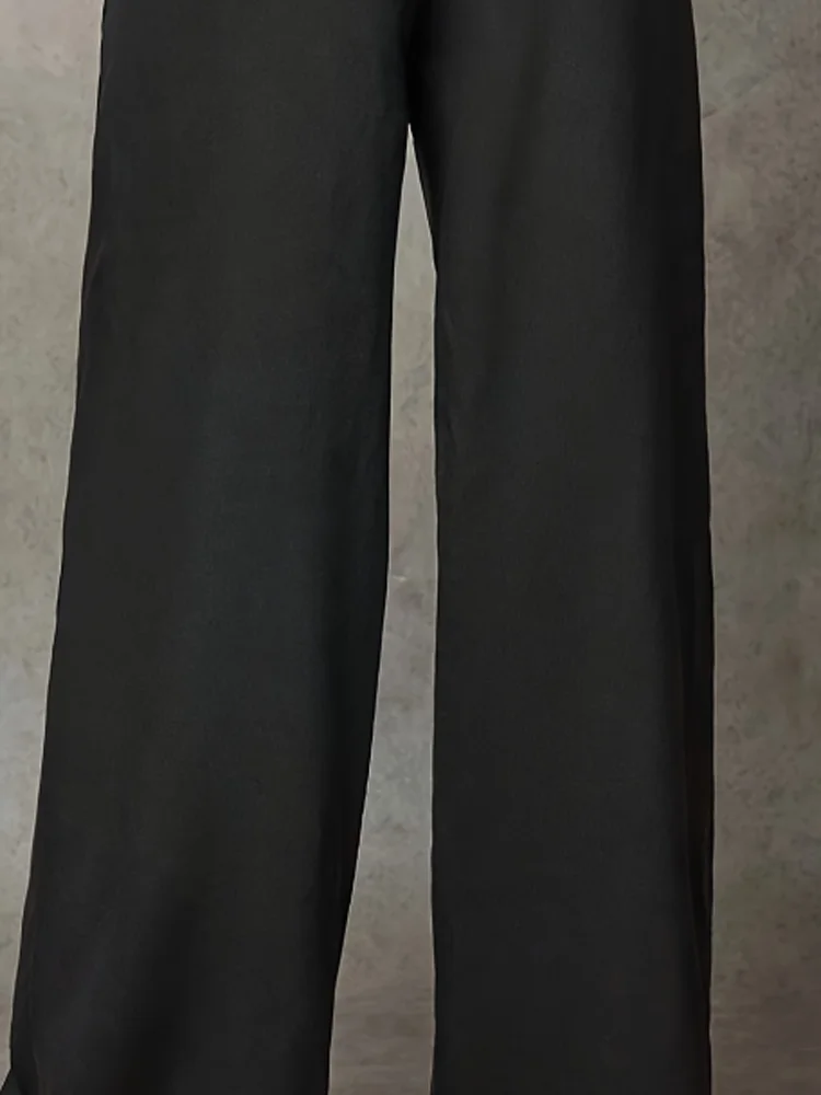 ハイウエストでドレープ感のあるミニマリストなワイドレッグパンツ。ゆったりとしたカットが特徴で、普段使いに最適です。