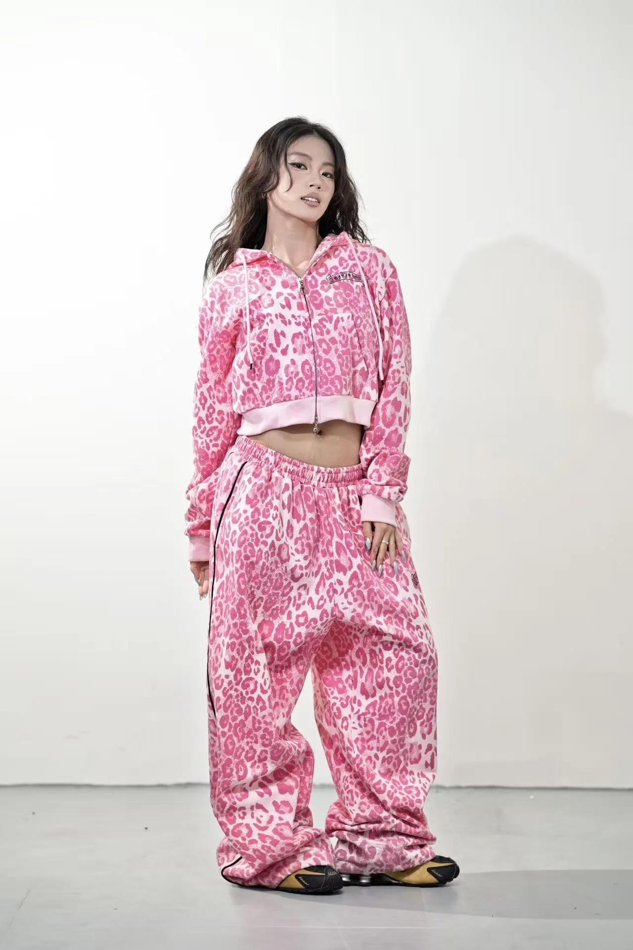 

Розовый леопардовый принт, американский спортивный свободный комплект, толстовка с капюшоном, джинсовые спортивные штаны, повседневные спортивные штаны Four Seasons ex Long Sve на молнии