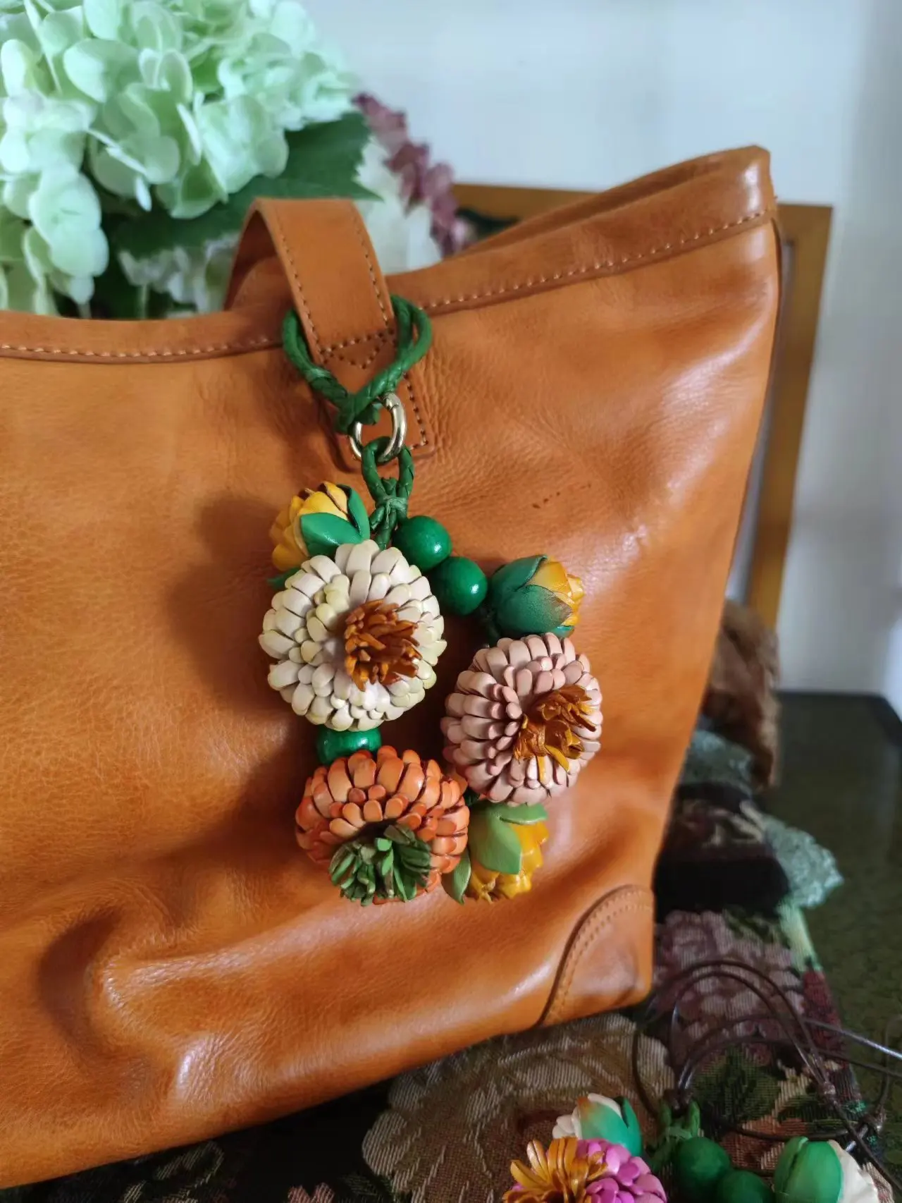 Original Handcrafted 3D Ping Pong Chrysanthemum Leather Bag Charm Keychain Cute Exquisite Cowhide Flower Purse Accessory Gift