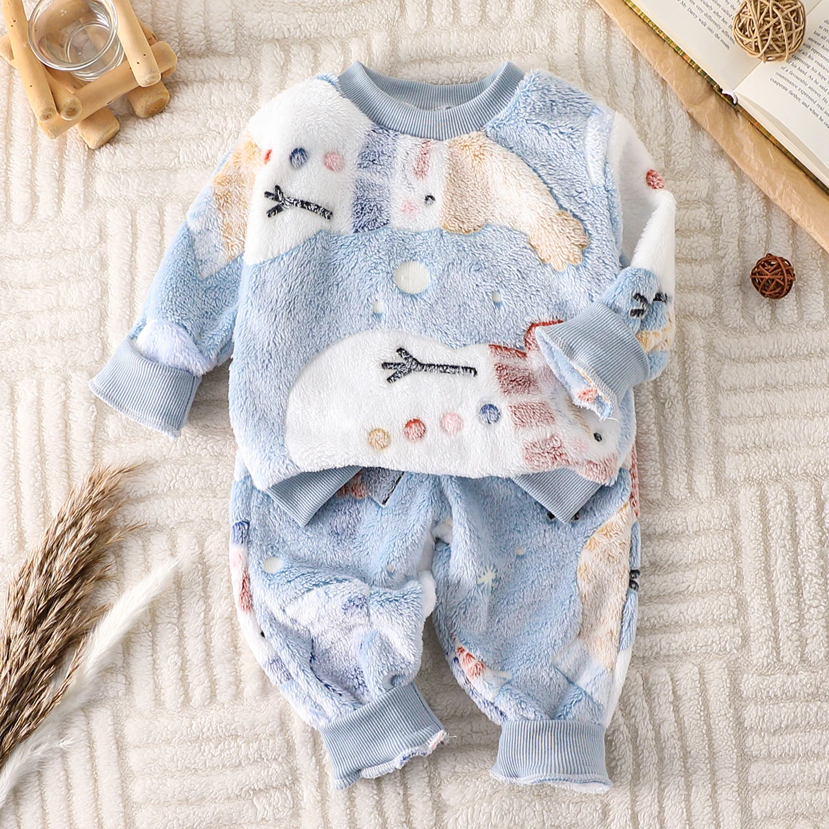 2-piece set of baby boy casual cute cartoon plush round neck long sleeved pullover top and plush drawstring pants for winter