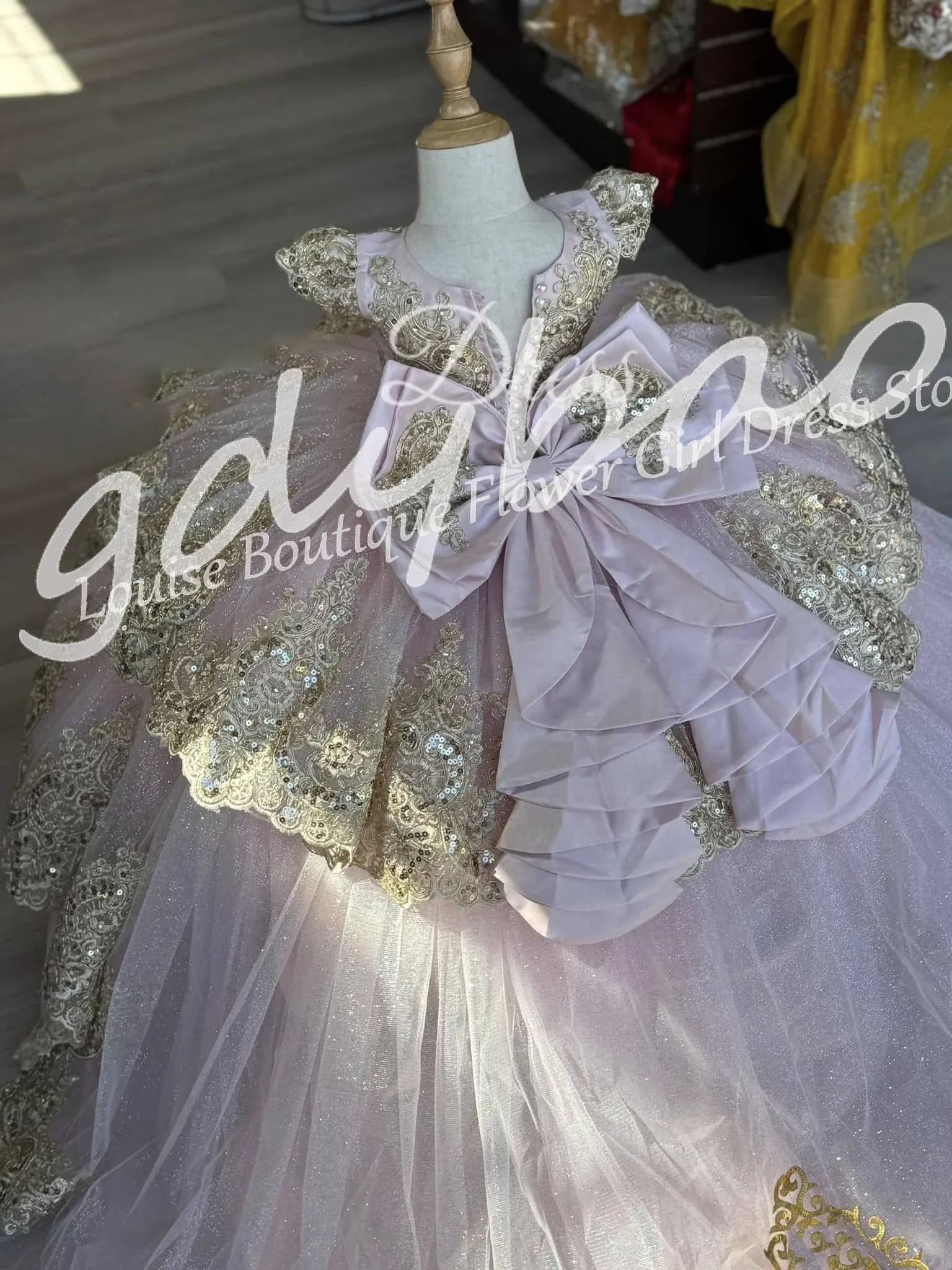 

Customized Light Purple Flower Girl Dress Luxury Lace Applique Tiered Tulle Shiny Ball Gowns Girls Birthday First Communion Gown