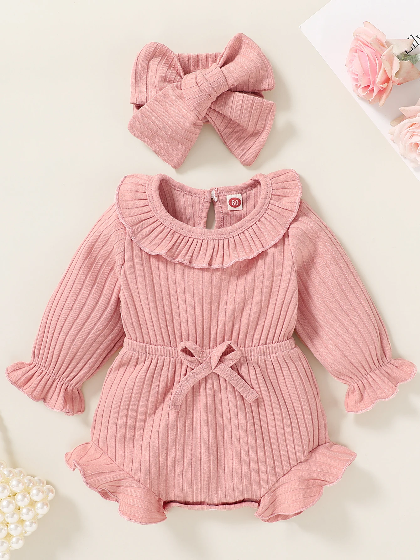 

Боди для маленьких девочек с рюшами, расклешенными рукавами и бантом спереди, а также повязка на голову