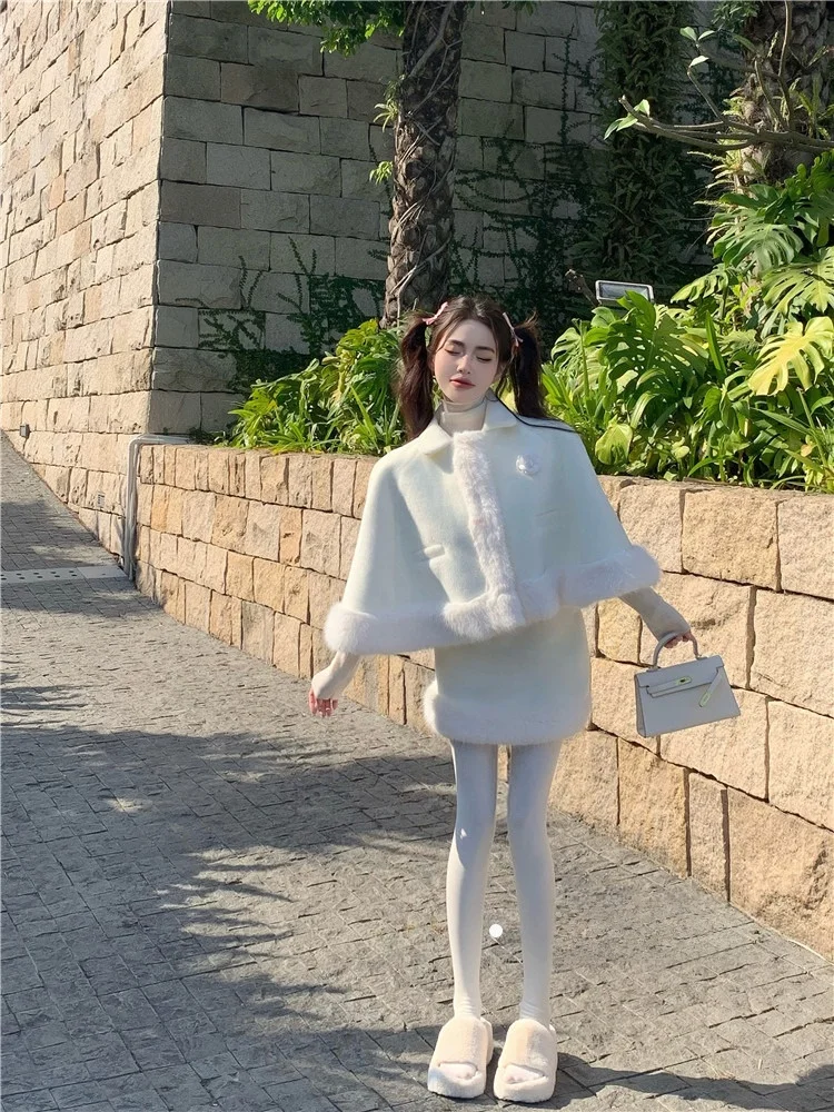 

Комплект из двух предметов: короткая юбка и утепленный норковый плащ. Новинка весенней коллекции. Женский модный комплект: приталенный крой, длинный рукав, трикотаж.