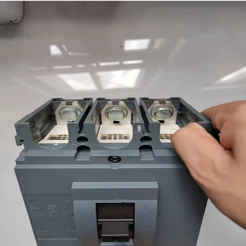 

New Original Molded Case Circuit Breaker LV540325 CVS400H TM320D 3P3D LV525467 CVS250H TM200D 3P3D