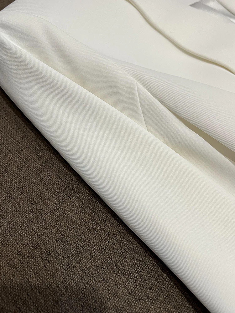 Suknia wieczorowa w kolorze białym z dekoltem w serek, wyszczuplająca sylwetkę, elegancka, długa, z rękawami, podkreślająca talię, w stylu francuskim.