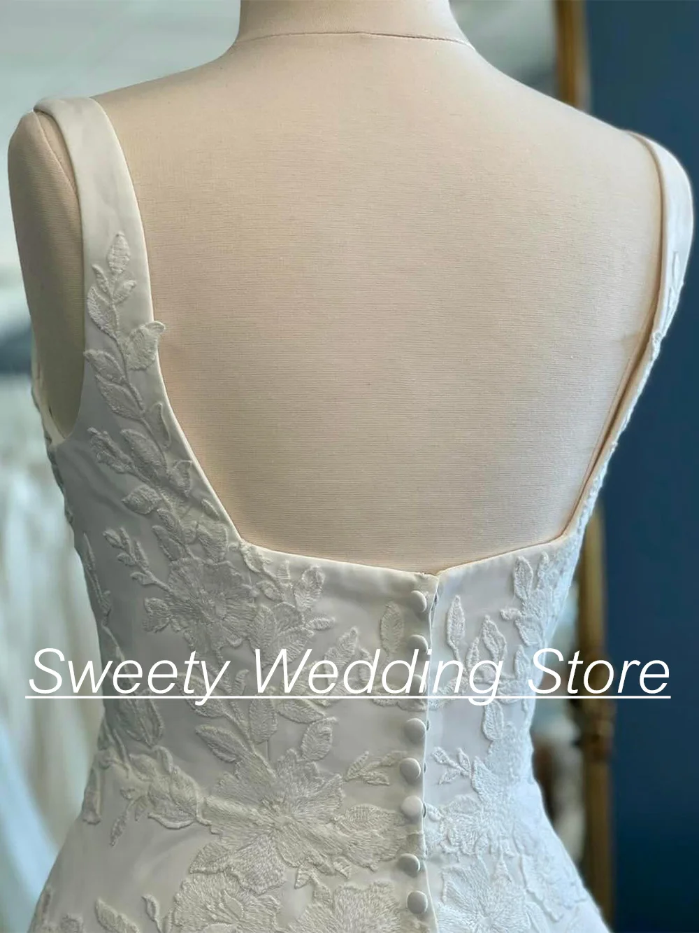 New Arrival Square Neck Sleeveless Wedding Dress Customized Applique Open Back Court Train Satin Bridal Gown for Weddings