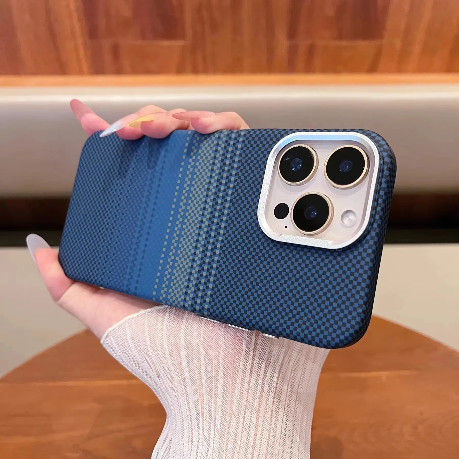 Magnetyczna obudowa z funkcją ładowania do iPhone 17, 16, 15, 18 Pro Max, z magnesami, ochroną obiektywu aparatu, wykonana z wytrzymałego stopu, twarda obudowa na telefon, wzór w stylu karbonu. — zdjęcie produktu 3