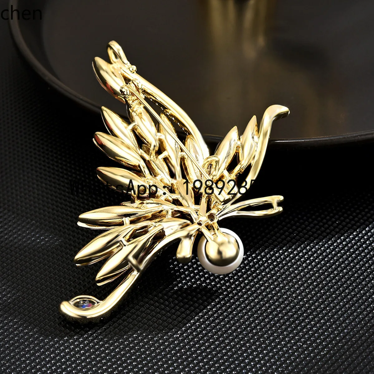 

WW20 Crystal Gradient Butterfly Brooch Elegant and Versatile Corsage Accessory for Women