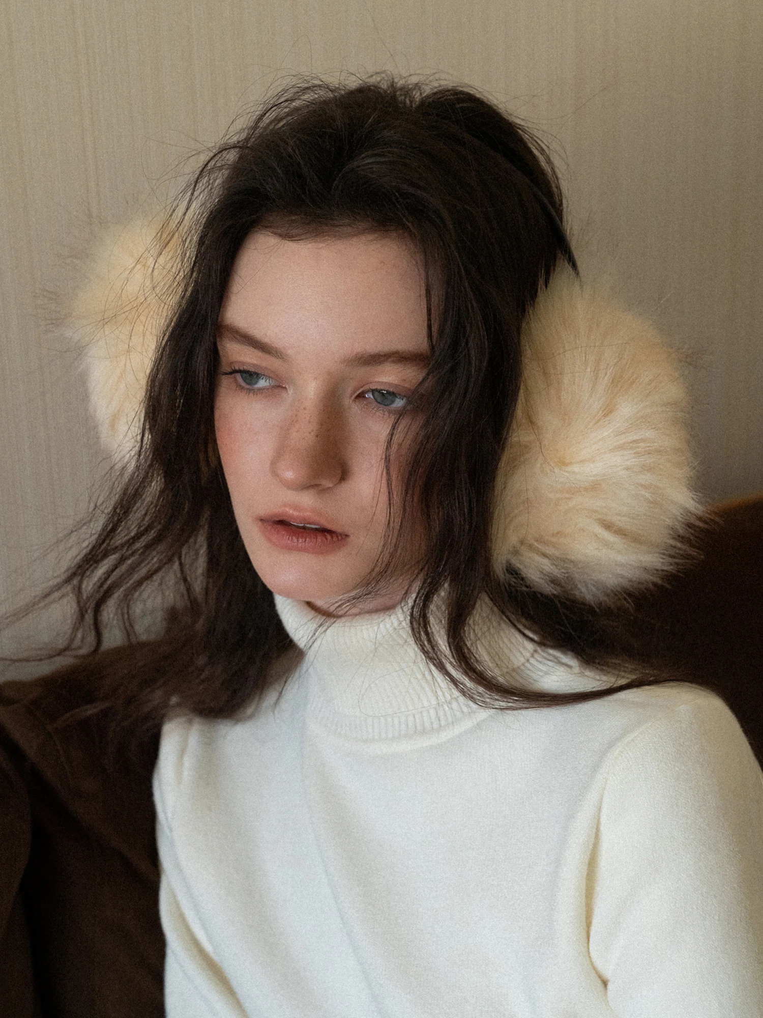 暖かい防風ぬいぐるみヘッドバンドスタイルの耳カバー女性の秋冬ファッショナブルな顔痩せ甘味のある耳パッド