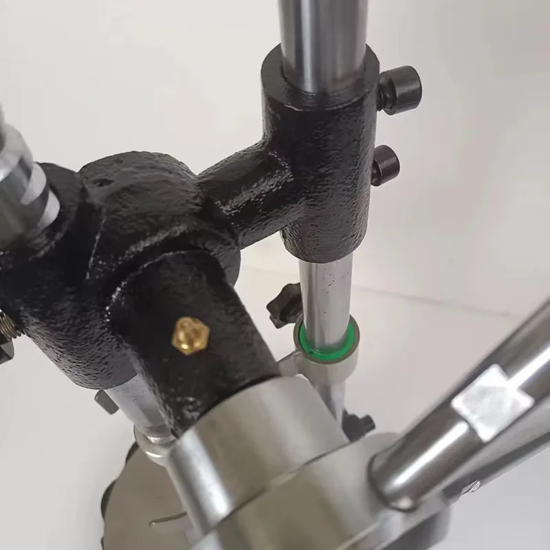 أداة فتاحة جوز الهند المنزلية اليدوية أداة جوز الهند العطاء سهلة التشغيل آلة فتاحة جوز الهند