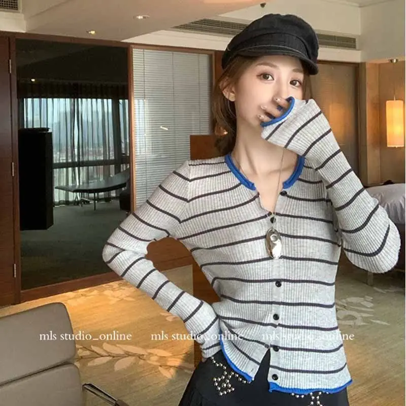 เสื้อสเวตเตอร์ถักลายทางตัดกันทันสมัยสำหรับผู้หญิง ต้นฤดูใบไม้ร่วง ทรงเข้ารูป สไตล์เรียบหรู เสื้อครอป